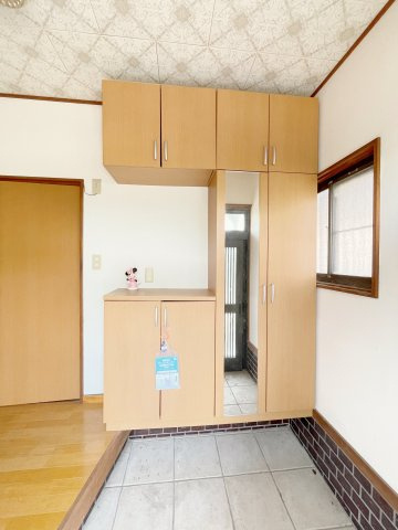 中古戸建・平屋　太田市新田木崎町の収納|鏡付き玄関収納でお出かけ前の身だしなみチェックもばっちり！