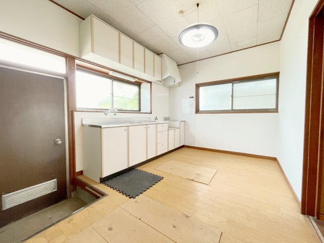 中古戸建・平屋　太田市新田木崎町のキッチン|勝手口付きのダイニングキッチン！