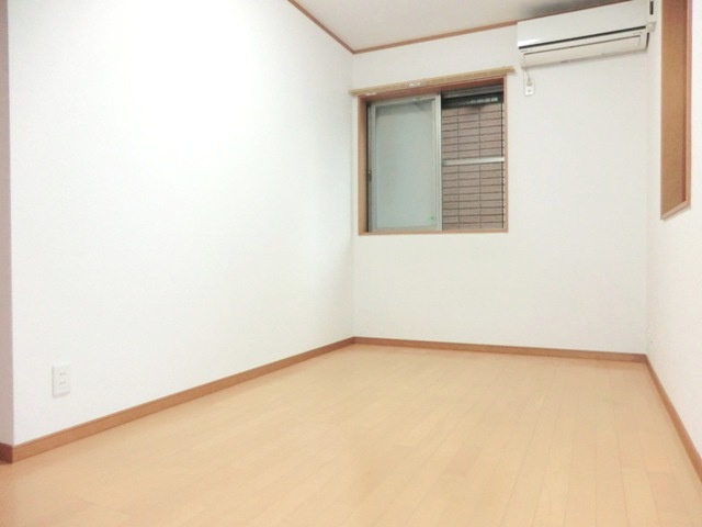 Ｄｏｍａｎｉ常盤の寝室|☆寝室５．６帖にエアコン１基付きです。☆