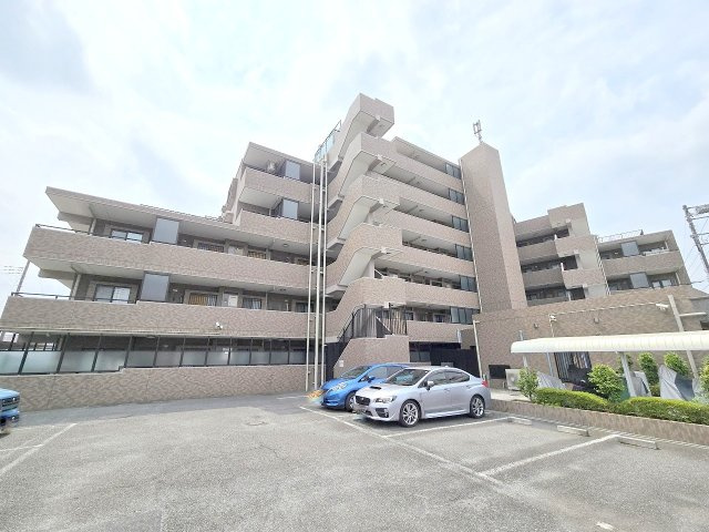 ライオンズマンション河辺東の駐車場