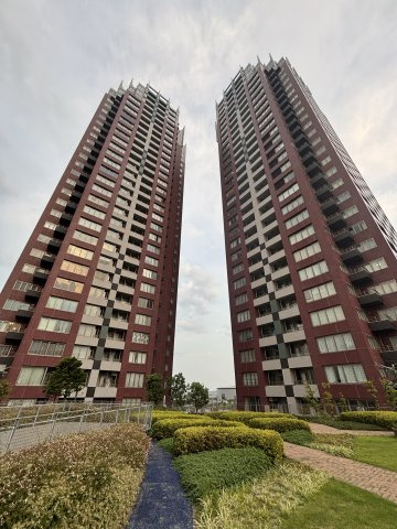 写真の左側がEAST、右側がWESTです。