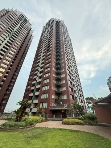 正面建物はWESTです。