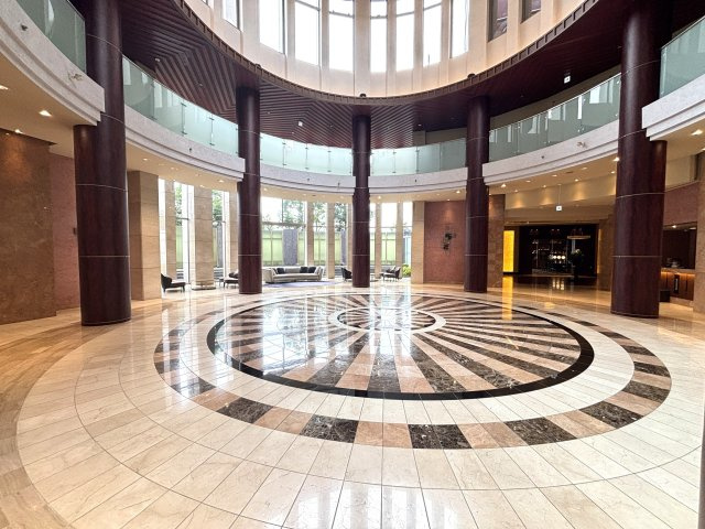 メインエントランス内「ティアラホール」コンシェルジュカウンター有り