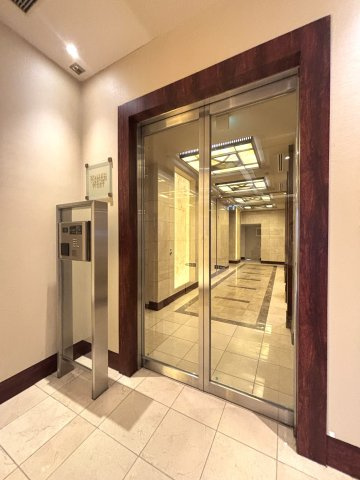 エレベータホール手前にセキュリティシステム有り