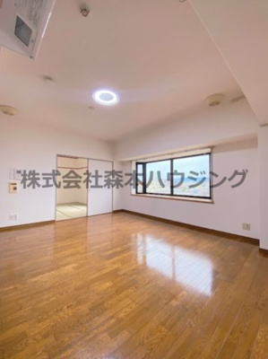 【居間・リビング】 | 　ジョイフル寝屋川 | こちらのリビングで趣味の時間をお楽しみください