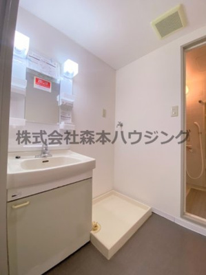 【洗面所】 | 　ジョイフル寝屋川 | ゆったりとスペースのある洗面所