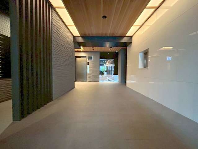 プレサンス淡路駅前のエントランス