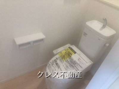 【外観】 | 飯田グループ販売戸数全国7位の現地販売会社です【富士見市渡戸３-１２-２８付近】 | トイレも大事なポイント！ゆっくりと落ち着けるトイレ。
小物収納もございます♪
室内（2025年09月）撮影