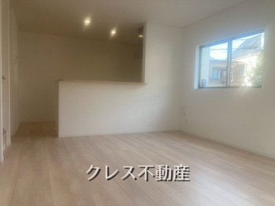 【前面道路含む現地写真】 | 飯田グループ販売戸数全国7位の現地販売会社です【富士見市渡戸３-１２-２８付近】 | 南から陽が差し込む明るいリビング。くつろぎの空間です。
室内（2025年09月）撮影