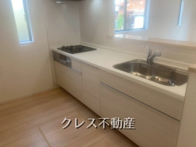 【外観】 | 飯田グループ販売戸数全国7位の現地販売会社です【富士見市渡戸３-１２-２８付近】 | ご家族の会話がはずむカウンターキッチン設置。
効率よくお料理が作れる３口コンロです。出し入れしやすい大型スライド収納。
室内（2025年09月）撮影