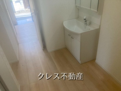 【外観】 | 飯田グループ販売戸数全国7位の現地販売会社です【富士見市渡戸３-１２-２８付近】 | シャワードレッサー付き洗面台は身支度にも嬉しい三面鏡仕様。
置きたいものがたくさんある洗面所。収納たっぷりの三面鏡はうれしいですね！
室内（2025年09月）撮影