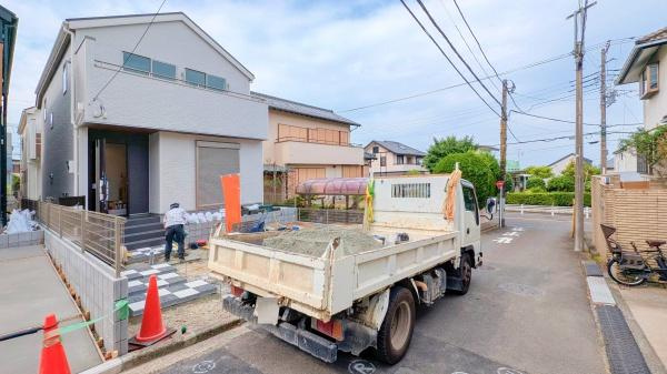 横浜市金沢区富岡西２丁目の新築一戸建の外観|同仕様物件もご案内をさせて頂きます。
お車でご自宅まで送迎承ります。