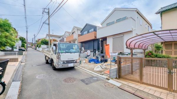 横浜市金沢区富岡西２丁目の新築一戸建の前面道路含む現地写真|落ち着いた街並みになります。
是非一度、現地へお越しください。 
ご自宅までの送迎もいたします