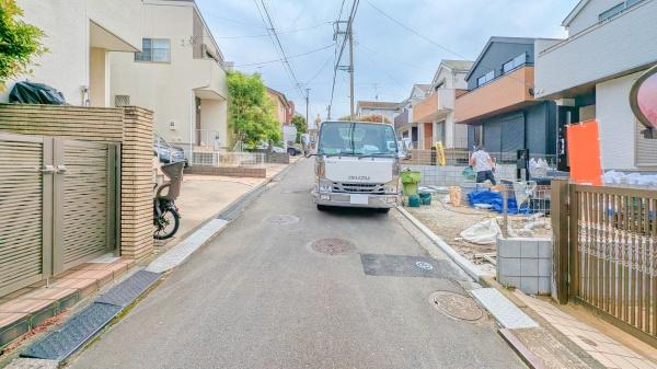 横浜市金沢区富岡西２丁目の新築一戸建の前面道路含む現地写真|同仕様物件のご案内をさせて頂きます。
お車でご自宅まで送迎承ります。