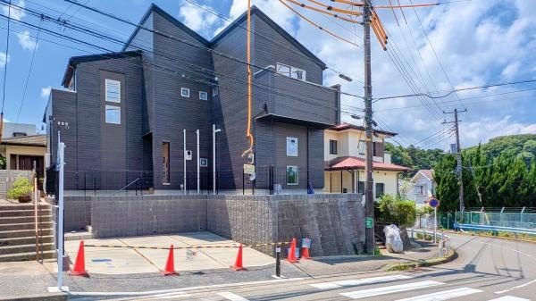 横浜市港北区小机町の新築一戸建の外観|同仕様物件もご案内をさせて頂きます。
お車でご自宅まで送迎承ります。