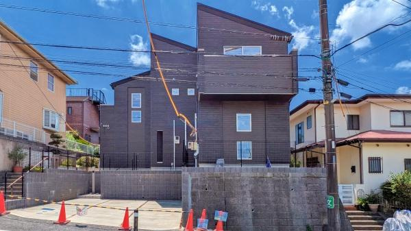 横浜市港北区小机町の新築一戸建の前面道路含む現地写真|同仕様物件のご案内をさせて頂きます。
お車でご自宅まで送迎承ります。