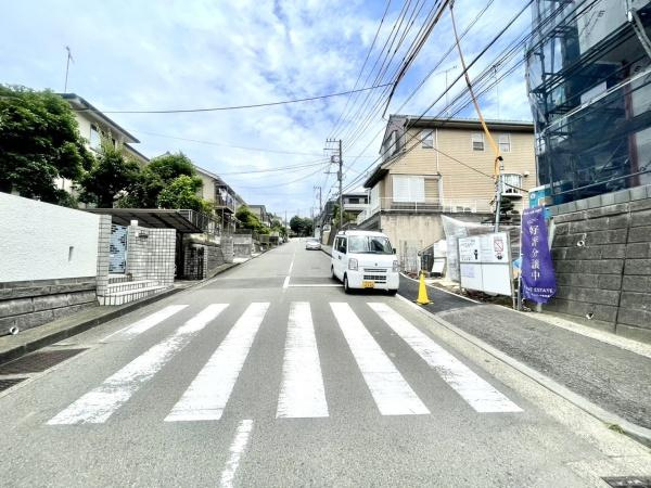 横浜市港北区小机町の新築一戸建の前面道路含む現地写真|落ち着いた街並みになります。
是非一度、現地へお越しください。 
ご自宅までの送迎もいたします