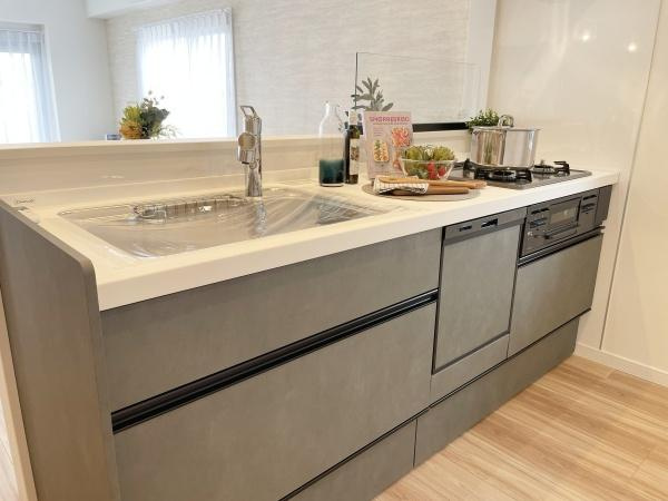 藤和宮前平コープのキッチン|キッチンスペースは広々しており、調理の効率が上がる３口コンロに、食洗器もついており、家事もはかどります♪