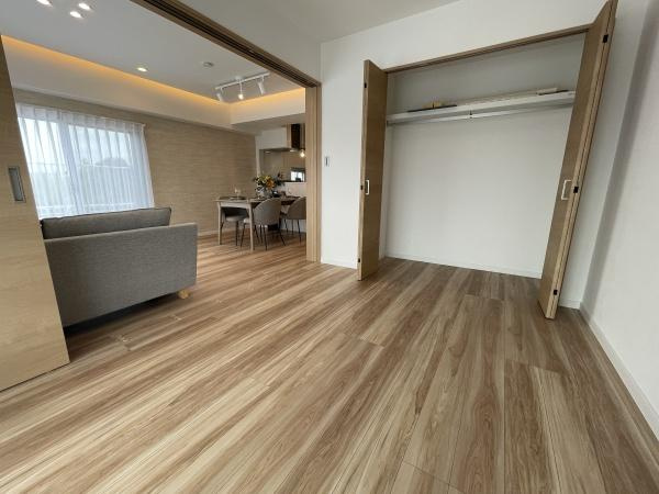 藤和宮前平コープの洋室|スライドウォールを開放すると広々お使いいただけます♪