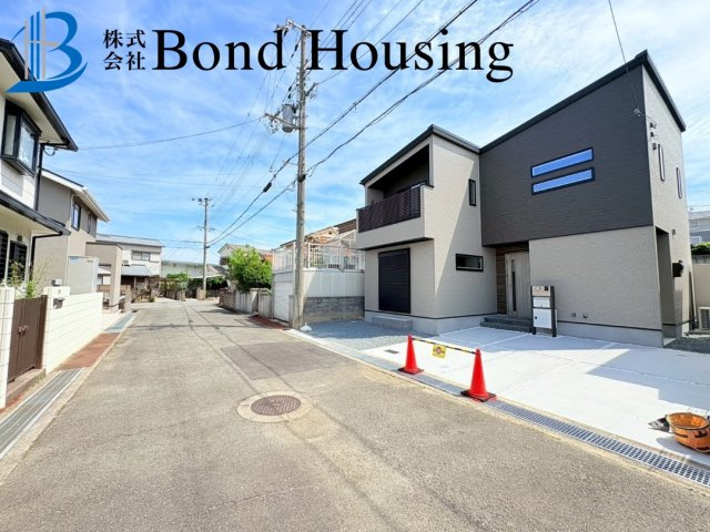 オール電化　駐車並列2台　魚住町西岡　新築戸建の前面道路含む現地写真
