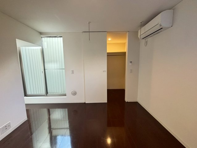 ミグ・ノンの寝室|室内物干し付きです