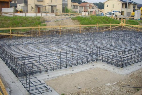 堺市西区堀上緑町　新築一戸建ての構造・工法・仕様|地盤の補強と整地を兼ねた地業を行い、構造に適応する基礎が施工されます。