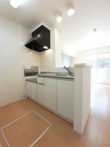 プリムローズ　南浜Ａのキッチン|コンパクトなキッチンで掃除もラクラク