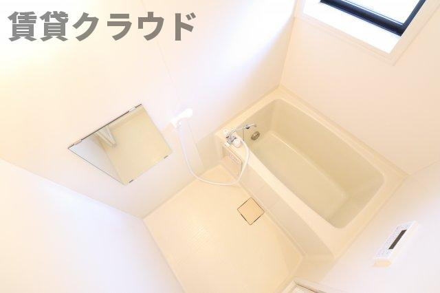 サンビレッジの浴室|浴室に窓があるので、ちょっとした換気ができるのがポイント！