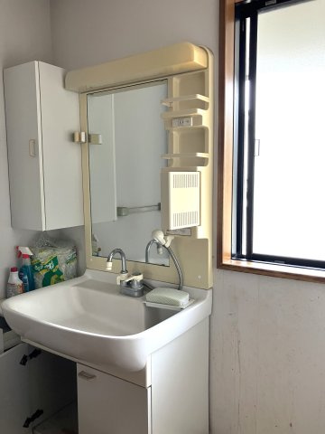 西伯郡伯耆町岸本　中古住宅の独立洗面台