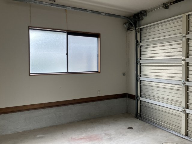 西伯郡伯耆町岸本　中古住宅の駐車場|インナーガレージ