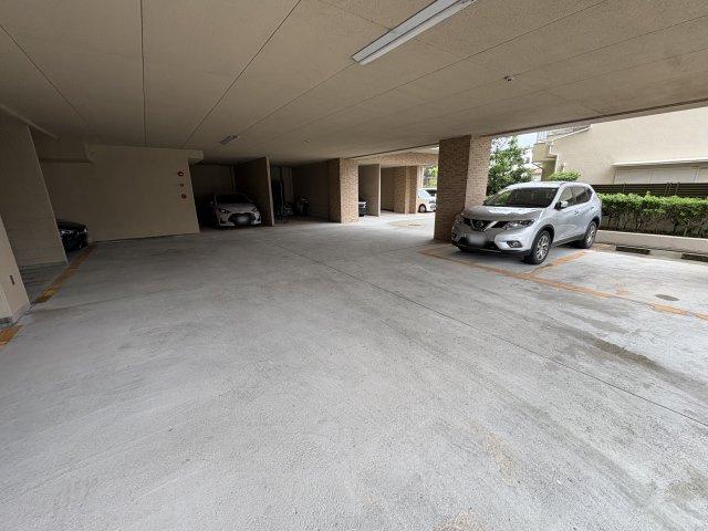 ワコーレ朝霧シーサイトヒルズの駐車場