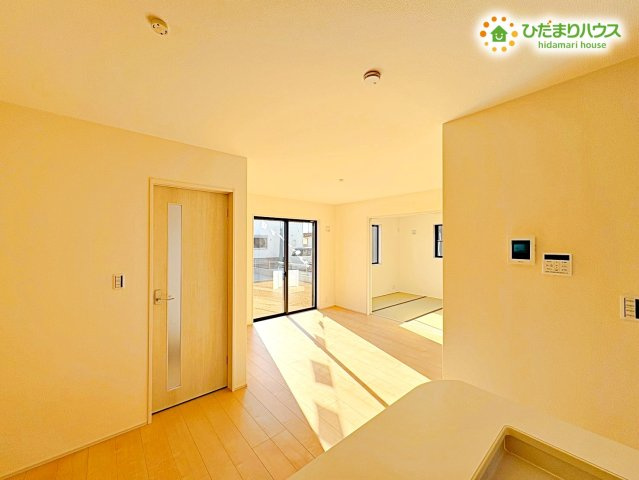 行田市城西第2　新築一戸建て　リーブルガーデン　02の居間・リビング|太陽の日差しがたっぷり入るリビング☆
家族の笑い声が響く、一家団らんにふさわしいリビングです！
