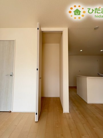行田市城西第2　新築一戸建て　リーブルガーデン　02の収納|ＬＤＫの一角にある物入れは掃除機などをラクラク取り出せます♪