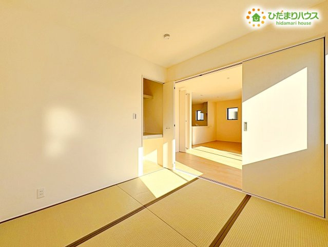 行田市城西第2　新築一戸建て　リーブルガーデン　02の和室|リビングに隣接しているので、扉を閉めれば来客用の部屋としても活用できます。								
