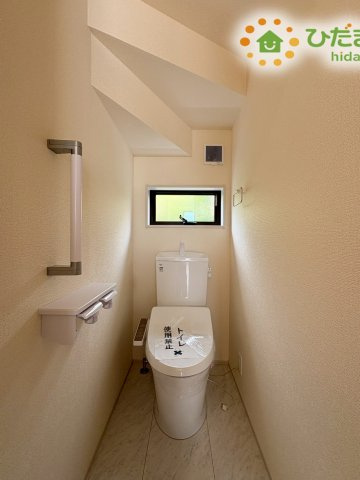 行田市城西第2　新築一戸建て　リーブルガーデン　02のトイレ|小窓が付いているので、トイレも明るい空間になっております☆				
