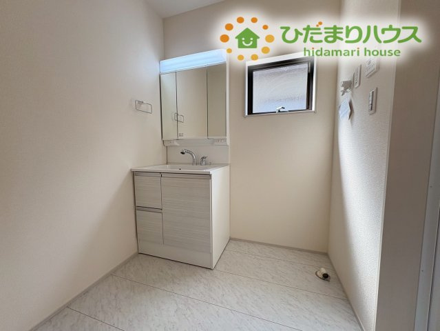 行田市城西第2　新築一戸建て　リーブルガーデン　02の独立洗面台|小窓があるので、熱気がこもりやすい洗面所も空気の入れ替えがしやすいです♪							
