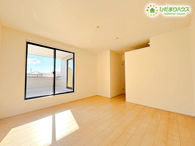 行田市城西第2　新築一戸建て　リーブルガーデン　02の寝室|広めの主寝室は、ベッドの他にもパソコンデスクやドレッサーなども置けちゃいます(*^-^*)							