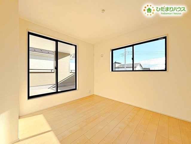 行田市城西第2　新築一戸建て　リーブルガーデン　02の子供部屋|バルコニーに面している居室なので、自然と光が差し込みます。		