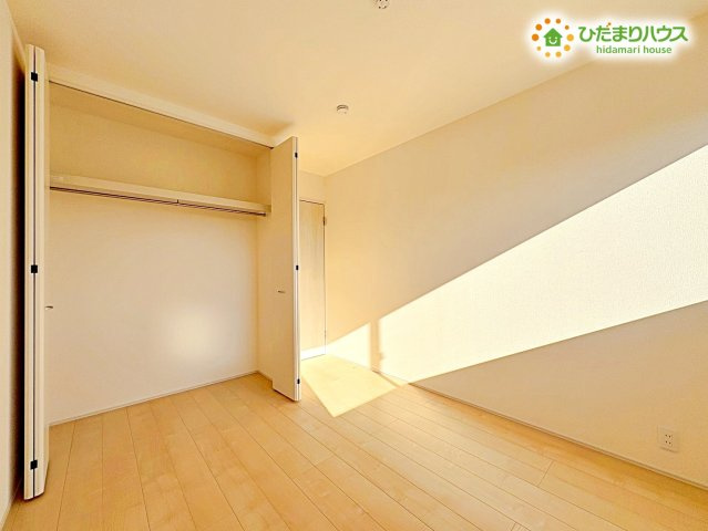 行田市城西第2　新築一戸建て　リーブルガーデン　02の洋室|ハンガーパイプ付クローゼットはお洋服の出し入れもラクラク！					
