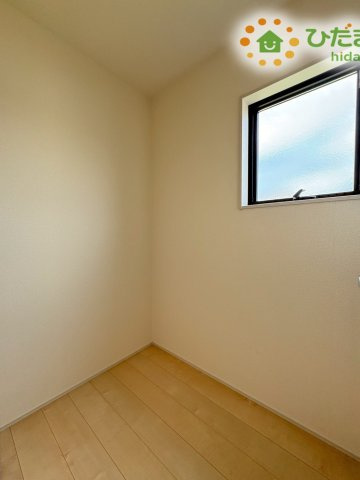 行田市城西第2　新築一戸建て　リーブルガーデン　02の内装|こたつや扇風機などの季節物もポンポンしまえる大容量の納戸付き♪