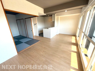 【居間・リビング】 | ライオンズマンション尼崎ガーデンシティ | LDKは13.6帖です♪バルコニーに面した明るく開放的な室内です！！令和７年６月室内フルリフォーム済み♪素敵な室内をぜひ現地でご確認ください！お気軽にネクストホープ不動産販売までお問合せくださいませ。