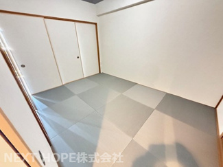 【和室】 | ライオンズマンション尼崎ガーデンシティ | 和室6帖です♪ヘリの無い琉球畳で洋風なリビングとの相性も良いです！！足を伸ばして寛げる居室です！！小さなお子様の遊びスペースとして・お客様部屋として色々活躍してくれる優秀な居室です！！