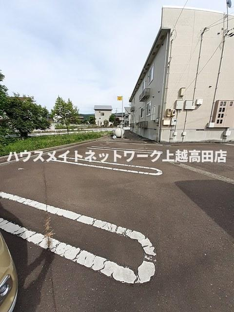 サン　スツールの駐車場|消雪付駐車場