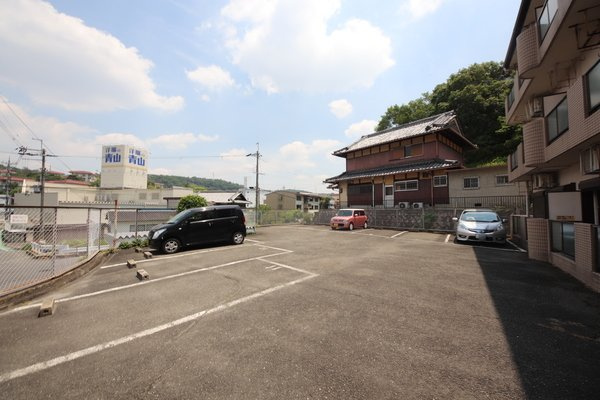 ラ・カーサ東生駒の駐車場