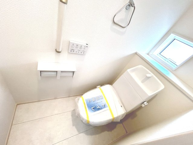 ブルーミングガーデン　一宮市萩原町萩原古井溝　全2区画分譲のトイレ|汚れが付きにくく落ちやすい表面加工と、掃除のしやすいフチレス形状便器の相乗効果でお手入れが楽々です。
節水型で家計にも優しい！温水洗浄便座で寒い冬も気持ちよくトイレ時間を過ごせます。