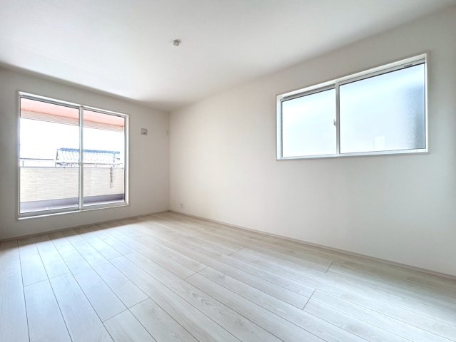 ブルーミングガーデン　一宮市萩原町萩原古井溝　全2区画分譲の寝室|全居室に収納を完備！窓は【樹脂枠】と【LOW-E複層ガラス】を採用。高断熱で寒暖差による結露も防ぎます。
建具やクロスなどをトータルコーディネートしており、室内に落ち着きと安らぎを与えてくれます。