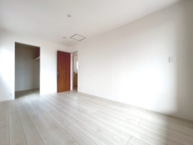 ブルーミングガーデン　一宮市萩原町萩原古井溝　全2区画分譲の洋室|全居室に【２４時間換気システム】を設置。家の中の空気をいつも新鮮に保ちます。カビの発生を抑えられます。
気密性に優れているため、部屋によっての温度差が小さく、家中どこでも快適に過ごせます。