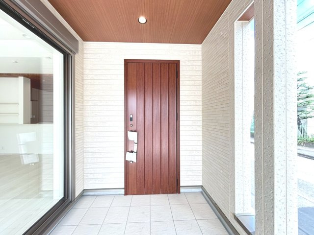 ブルーミングガーデン　一宮市萩原町萩原古井溝　全2区画分譲の玄関|専用のカードやスマートフォンで施解錠可能な玄関錠。快適さと防犯面に特化した、新世代の玄関ドアです。
鍵の毎回の開け閉めのイライラが減り、毎日の暮らしにゆとりが生まれます。