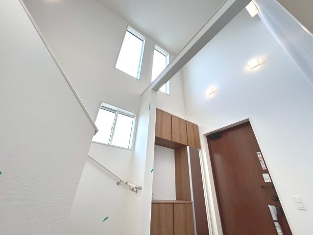 ブルーミングガーデン　一宮市萩原町萩原古井溝　全2区画分譲の玄関|大容量のシューズ収納付きで玄関周りもすっきり！玄関ドアからの光が玄関ホールを明るくしてくれます。