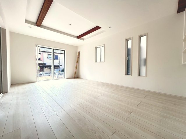 ブルーミングガーデン　一宮市萩原町萩原古井溝　全2区画分譲の居間・リビング|リビングには開放感のある【折上げ天井】を採用。最大2.6mの天井高で部屋をより広く明るく感じられます。
開放感と高級感を演出し、自然と家族みんなが集まる心地よい空間を作り出しています。